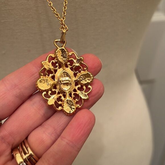 Vintage Avon five cameo necklace. - Picture 3 of 8